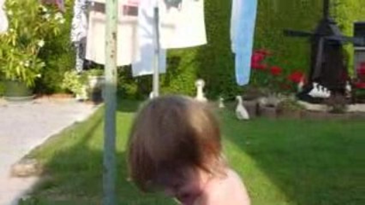 Mathilde dans sa nouvelle piscine