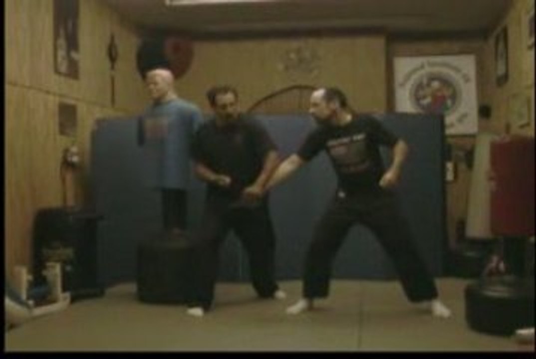 Defending a Knife attack with the Sharp shooter key chain