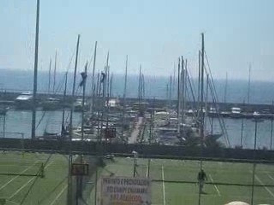 Hotel Lucciola Tennis tra le barche a Marina de...