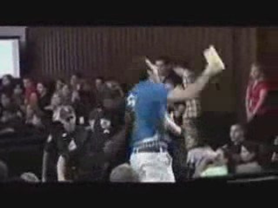 Question à John Kerry "skulls and bones ?" = tazer