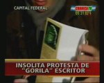 Crónica Tv: Insólita protesta del gorila escritor.