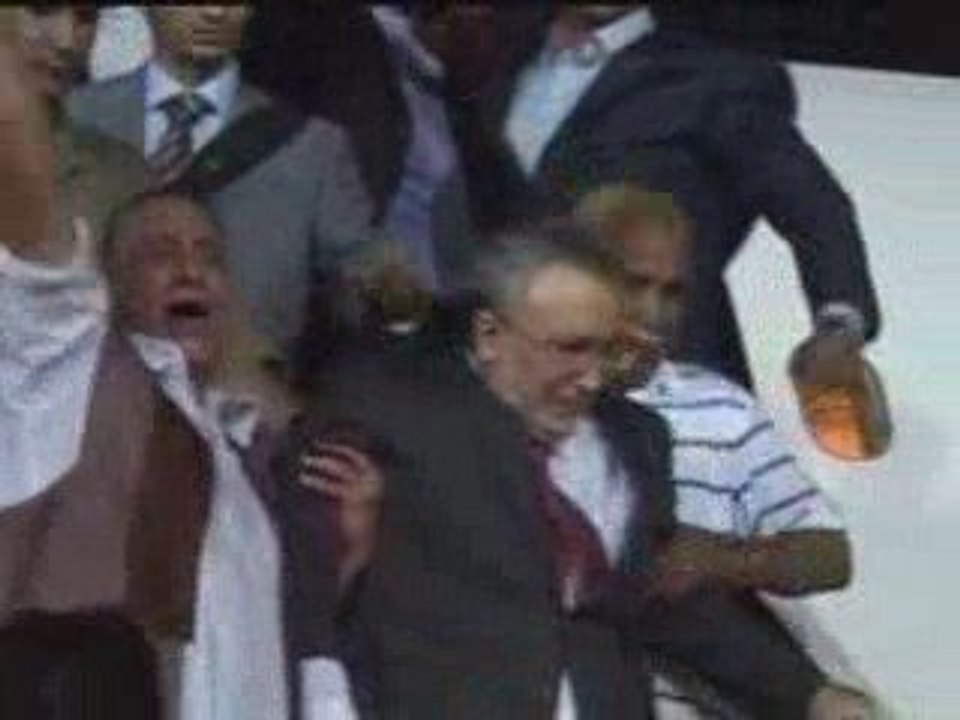 Terrorista acclamato come eroe