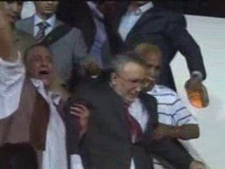 Terrorista acclamato come eroe