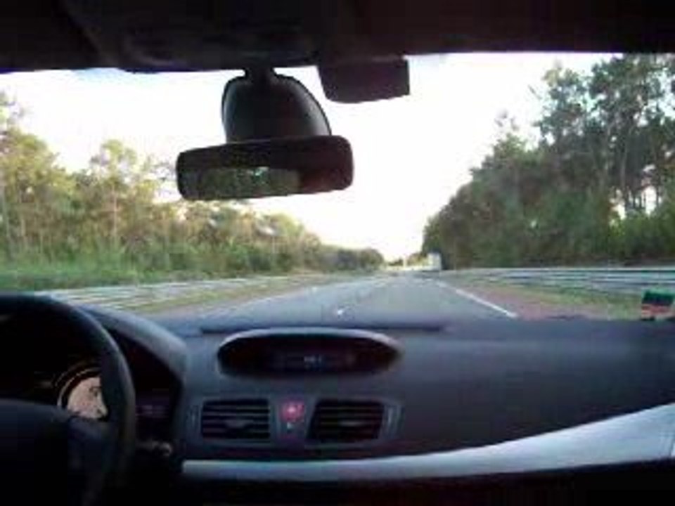 Mégane Coupé dCi 130 sur le circuit ouvert des 24H du Mans