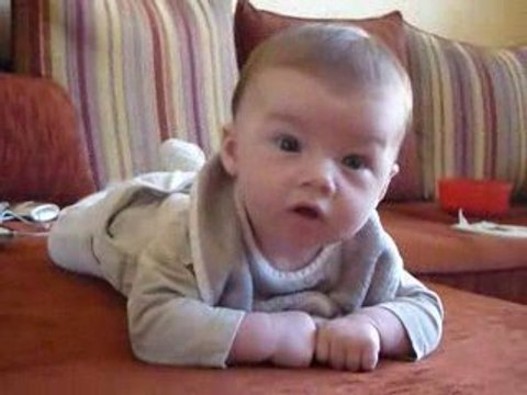 2 mois et demi maël sur le ventre