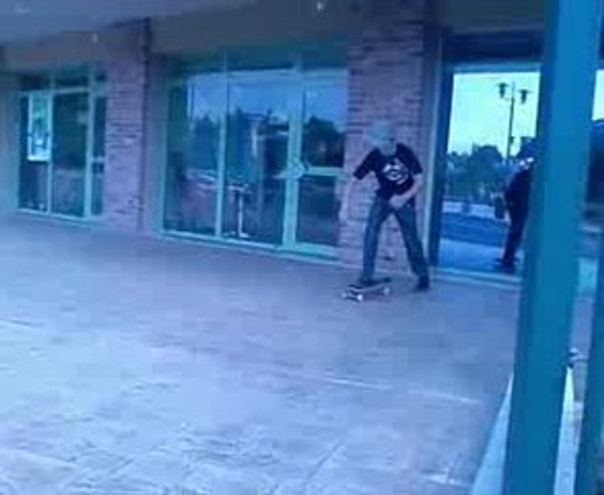 jéjé qui saute 2 marche