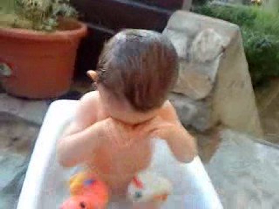 sacha dans ça petit piscine.