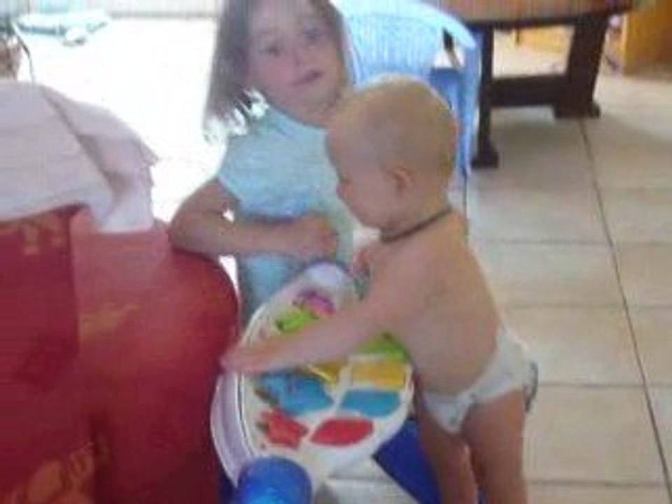 Mathys joue du piano