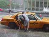 un touriste sous la pluie à New York