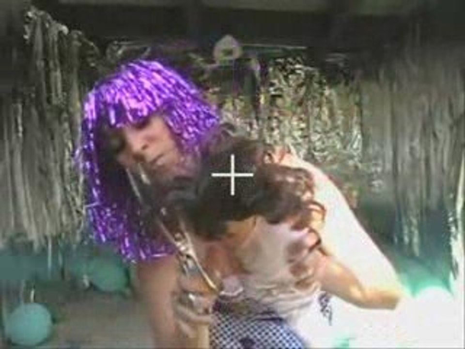 "Violently Happy" de Björk suédé par frostybounty