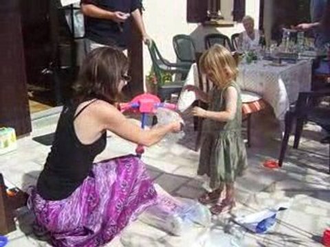 Lucie découvre sa trottinette