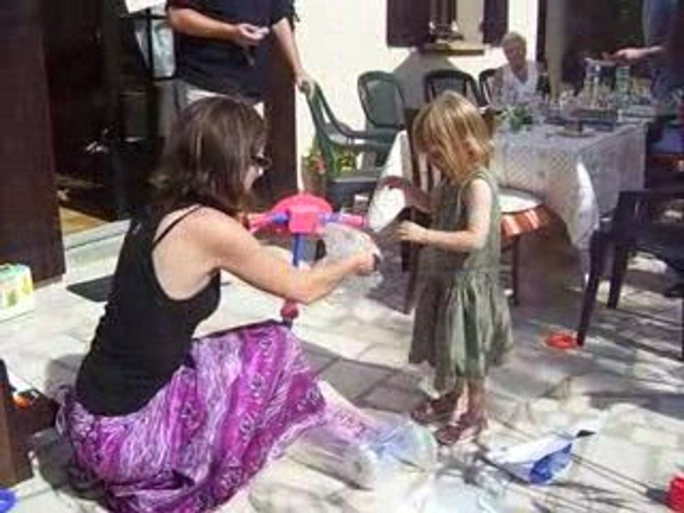 Lucie découvre sa trottinette