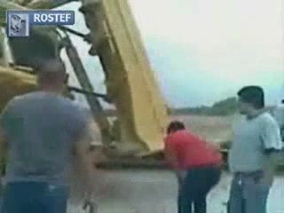 Régis décharge un tracteur