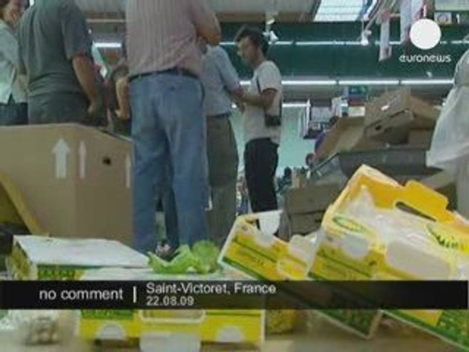 Des agriculteurs bloquent un supermarché
