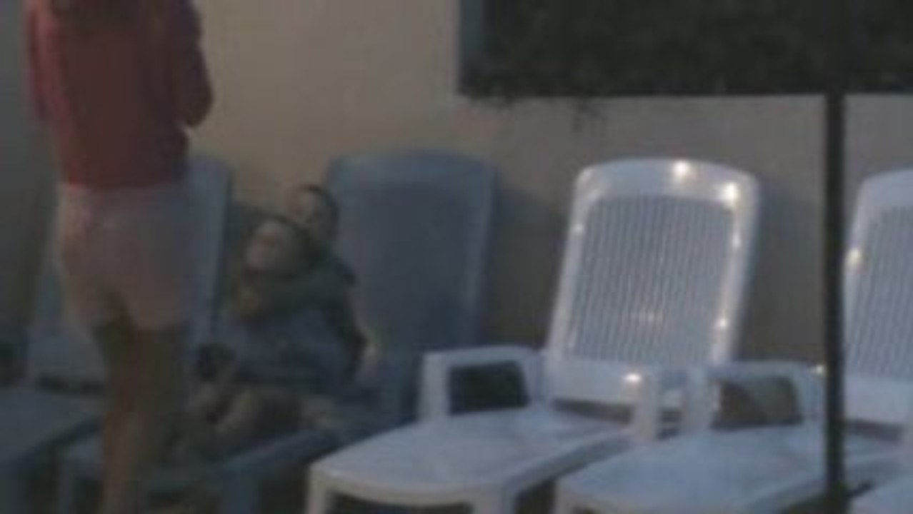 Au bord de la piscine en soirée