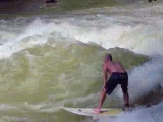 Surfeur sur l'Isar à Munich 🏄‍♂️