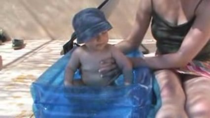 Malko dans sa (grande) piscine privée