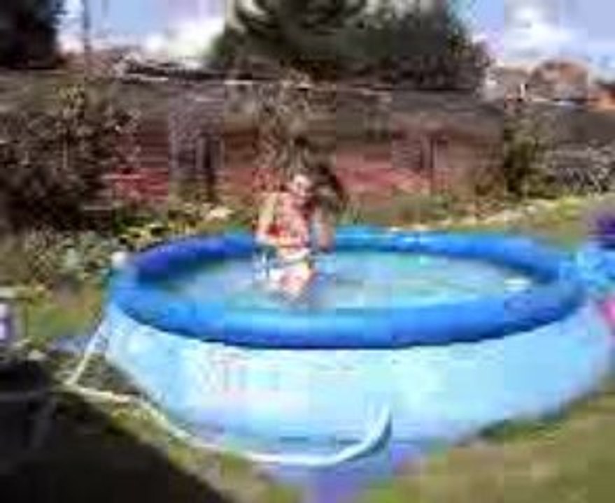 saut dans la piscine