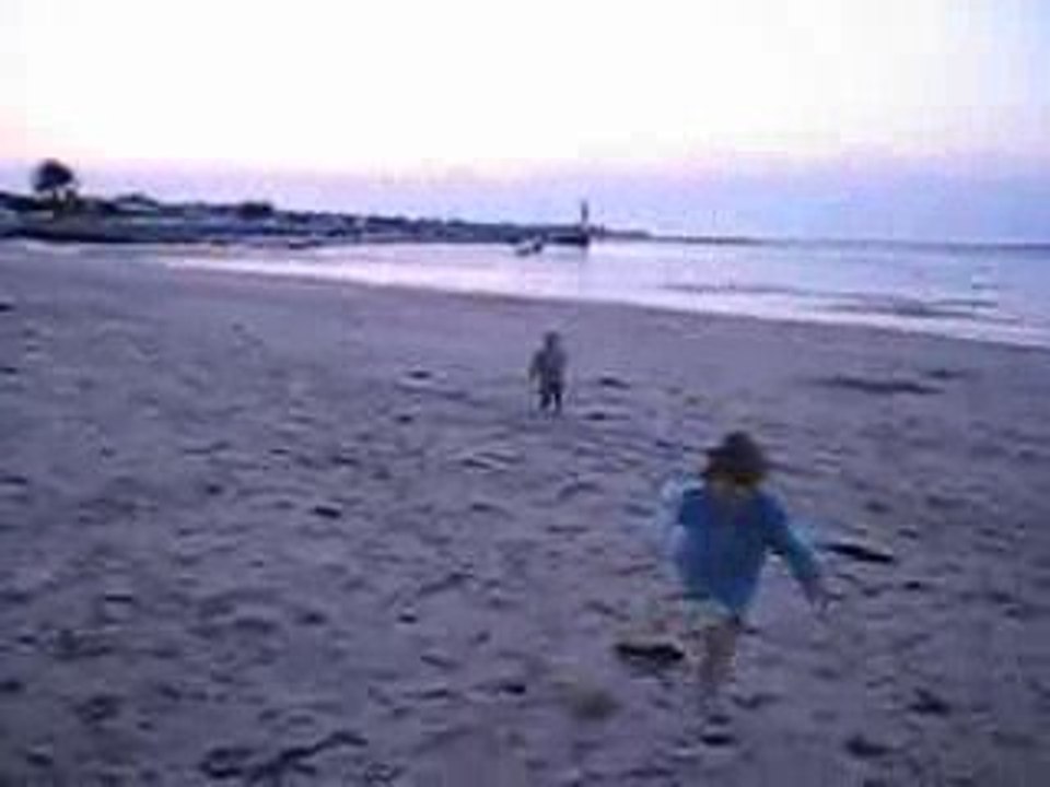 Lucie et Théo, un soir sur la plage....