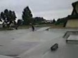 saut au dessus d'un skate