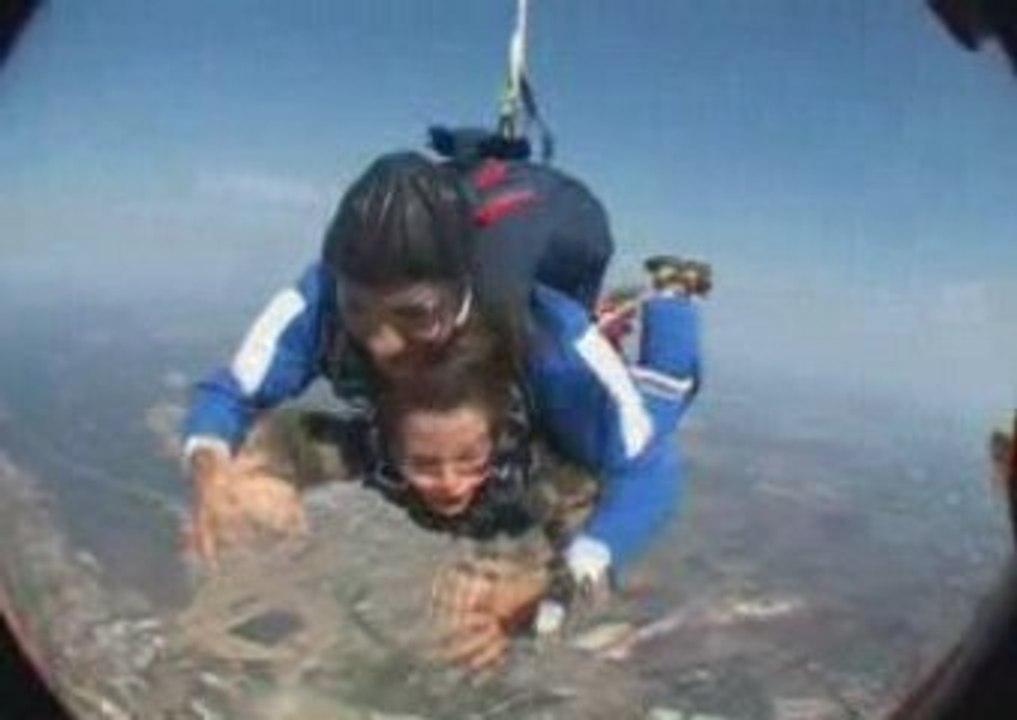 Alexia, 12 ans, non-voyante, saute en parachute