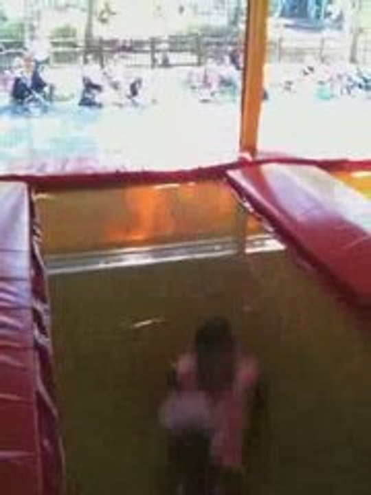 Christella au trampoline