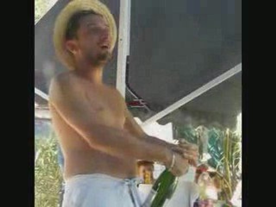 ludo débouche le champagne !