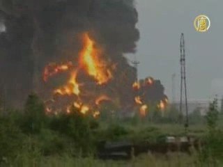 Пожар на нефтехранилище начался из-за удара молнии