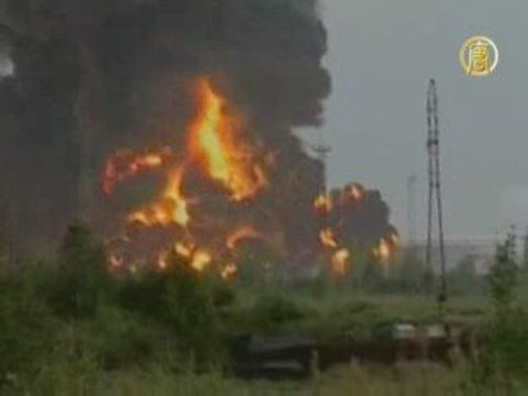 Пожар на нефтехранилище начался из-за удара молнии