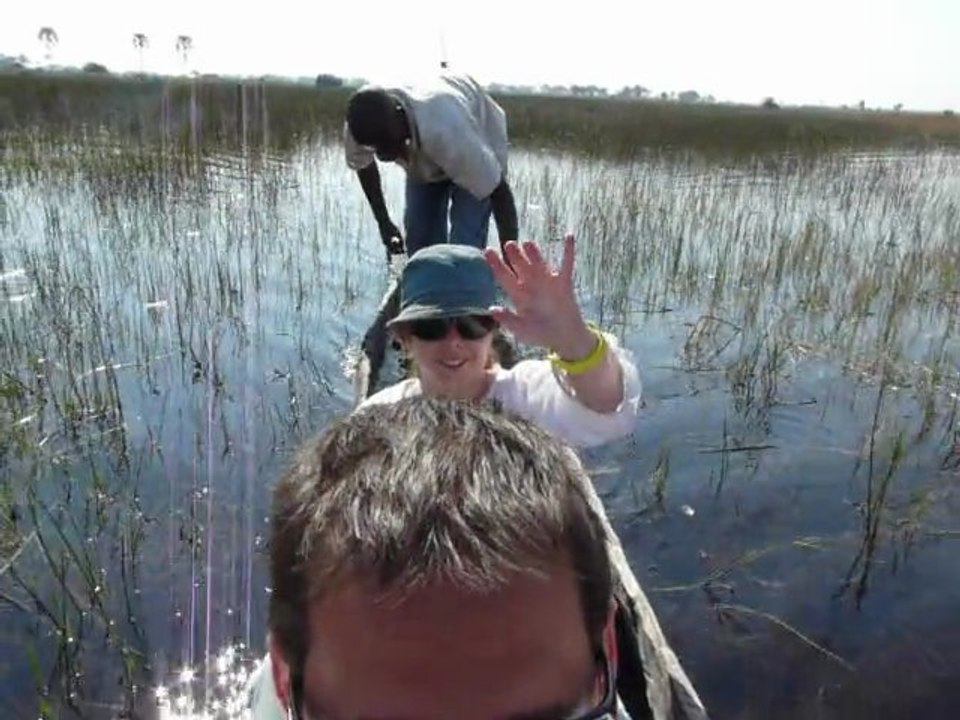 Navegando en Mokoro por el Delta del Okavango (Botswana)