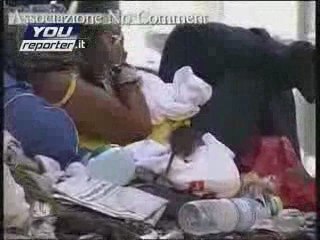 Rifiuti a Napoli: donna vive tra i topi