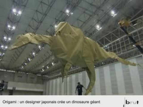 Origami : un artiste japonais crée un dinosaure géant