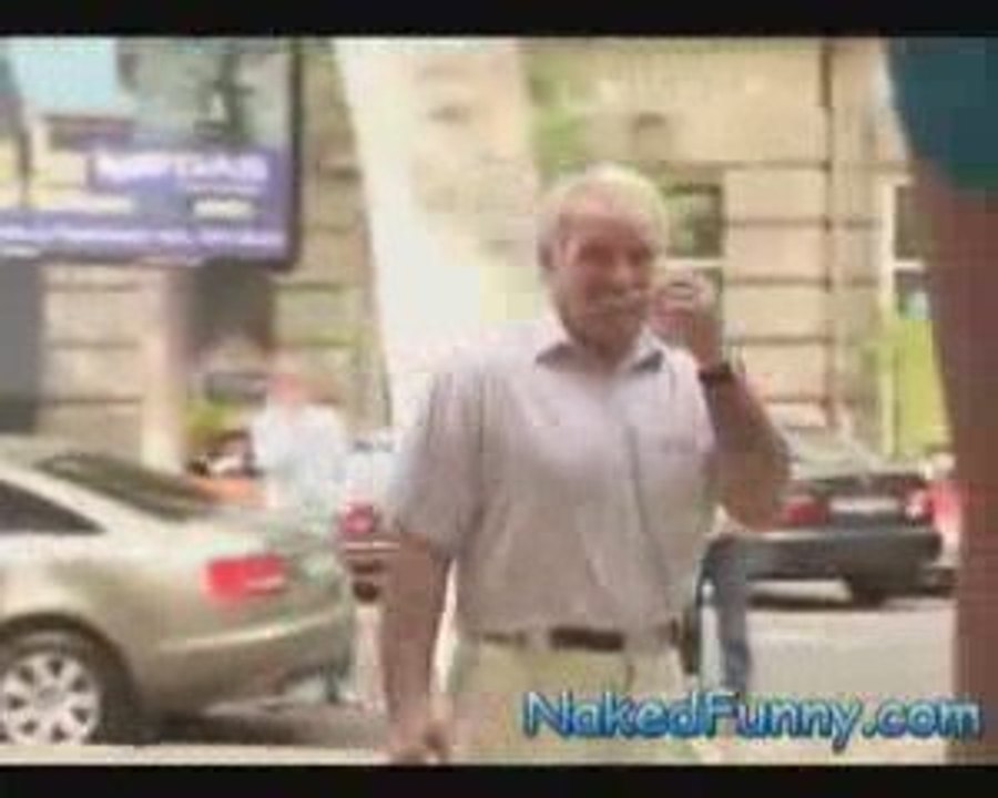 Vitrindeki Temizlikçi Kız