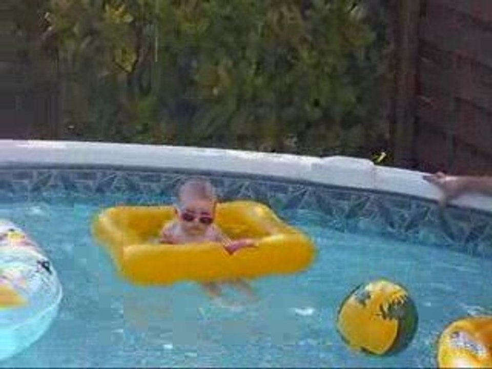 eva et nolan dans la piscine