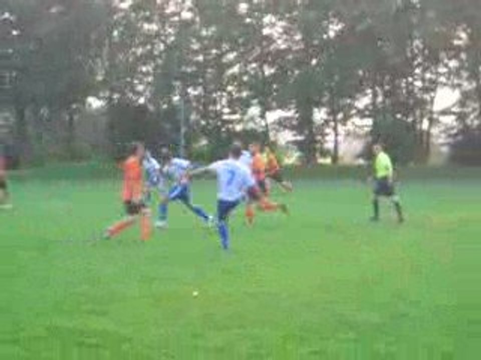 strzał z dystansu Pawła Bednarza