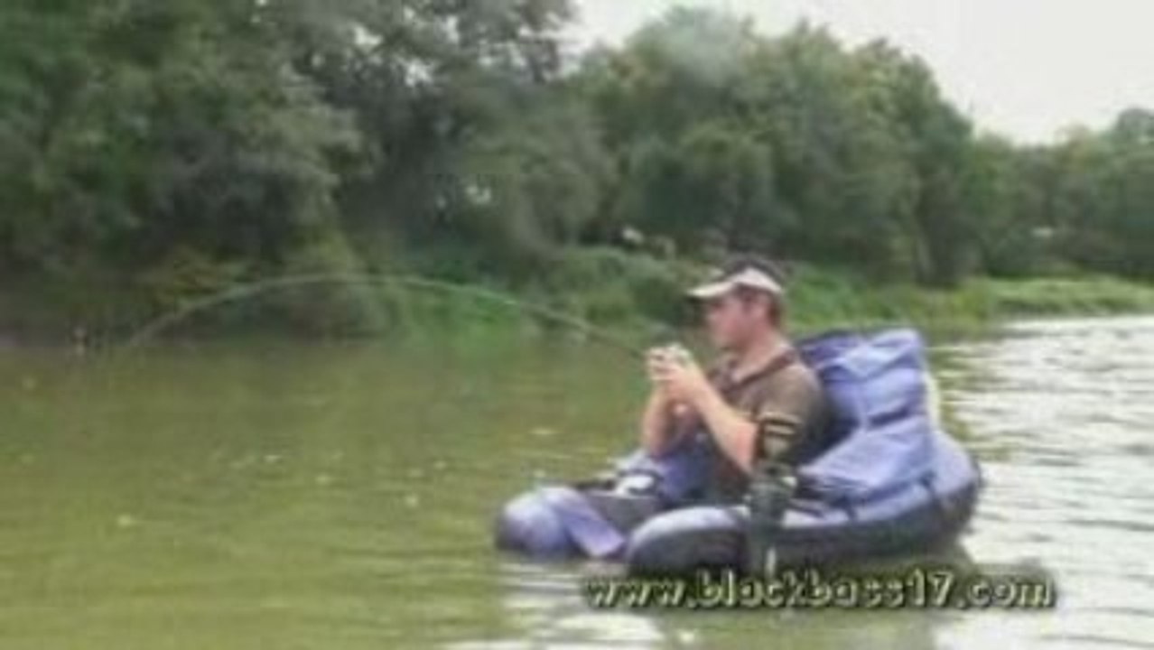 gros silure en casting en float tube