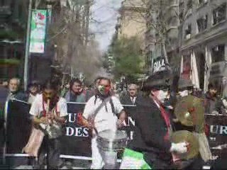 Ciudadanos funaron banco en pleno paseo Ahumada,en Santiago