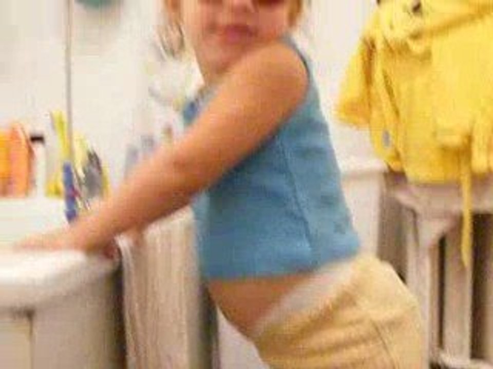 lou ann se brosse les dents