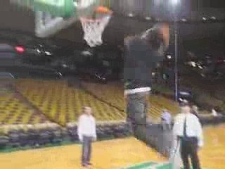 Usain Bolt si esibisce in una schiacciata