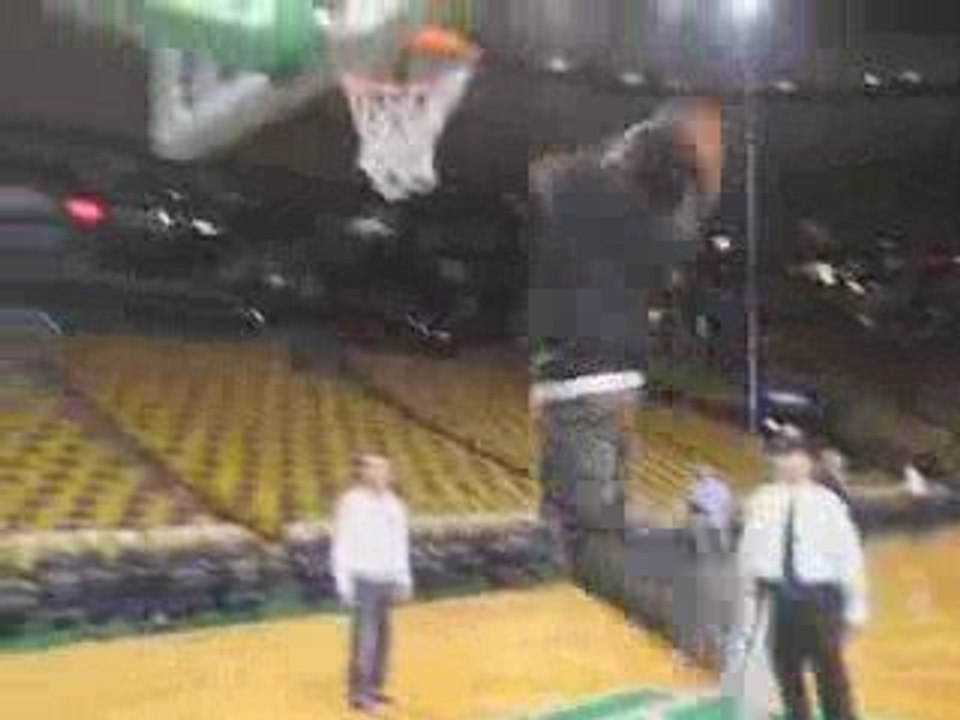 Usain Bolt si esibisce in una schiacciata