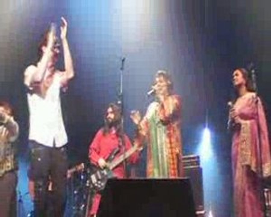 Zayen chante Matoub au Zenith avec une chanteuse indienne