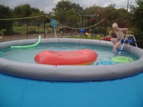 yann a la piscine chez tata daisy et tonton didier