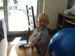 24_alexis passe l'aspirateur 23aout09