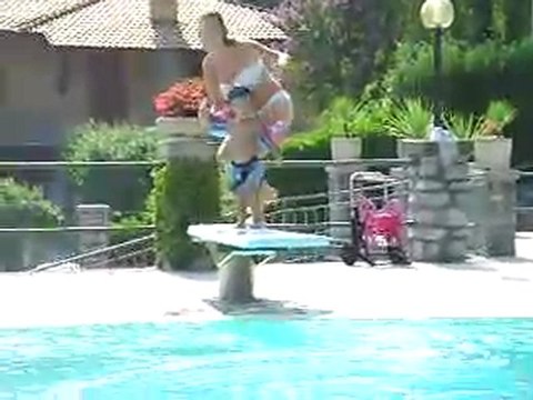 ILYES 2 ANS...A LA PISCINE AVEC MAMAN