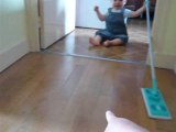 bébé fait le ménage