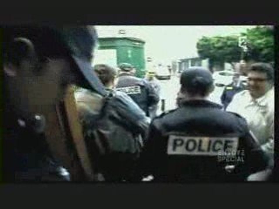 envoye special : Police, quel respect pour l'uniforme 1.2