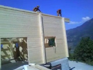 Comment installer le dernier gros madrier ?