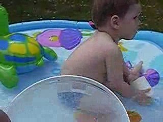 bebe killian dans la piscine