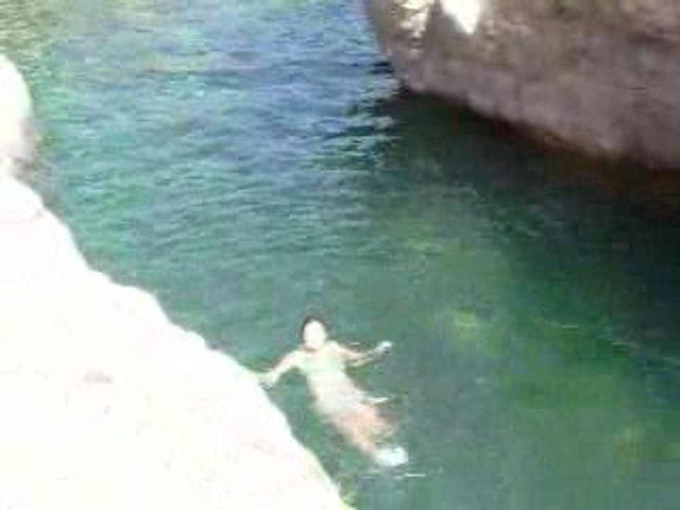Saut de 6 m dans une rivière par Caroline