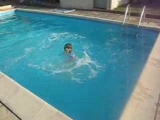 Gaby qui plonge la tête en avant (enfin presque!...)